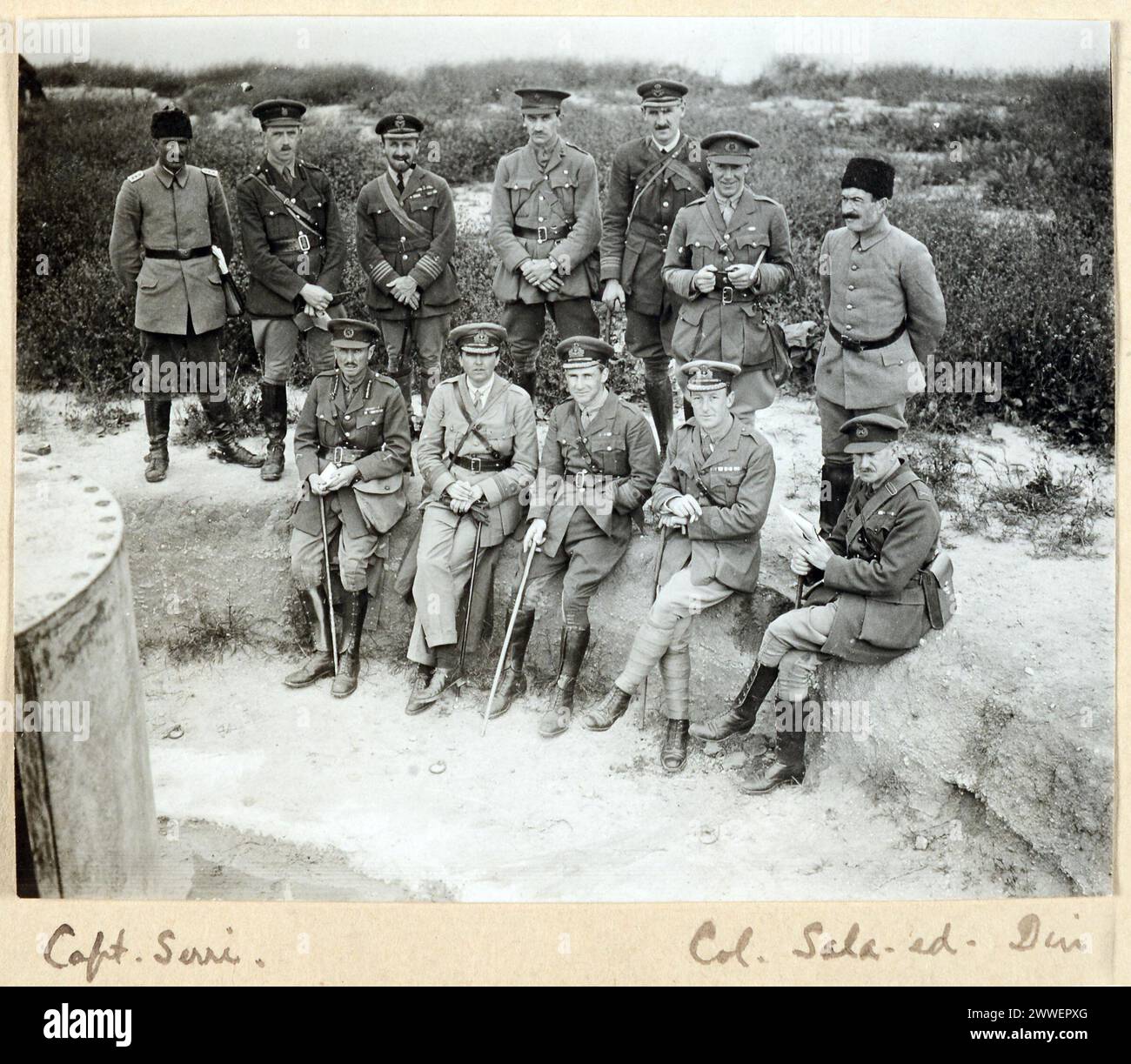 Una fotografia del 1915 raffigurante gli ufficiali ottomani, il capitano Serri e il colonnello sala-ed-DIN, durante la campagna di Gallipoli nella penisola di Gallipoli nella prima guerra mondiale. Foto Stock