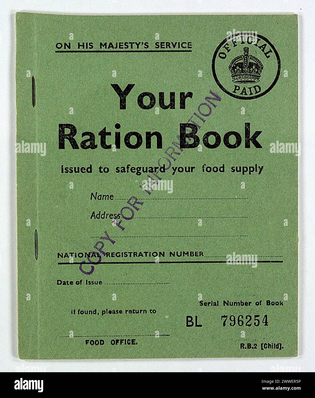 Esempio di un libro di razione per bambini della seconda guerra mondiale, pubblicato in Gran Bretagna per la distribuzione di cibo e abbigliamento sotto razionamento governativo gestito dal Ministero dell'alimentazione. Foto Stock