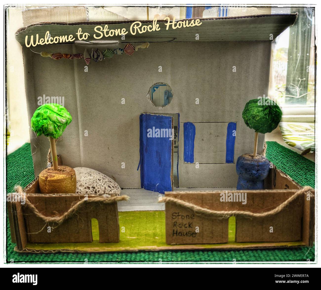 'Welcome to Stone Rock House' è un progetto del 2021 Arts Award di Maxim, che presenta una rappresentazione creativa dell'architettura domestica e del design della casa. Foto Stock