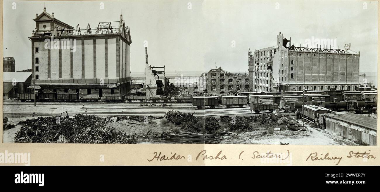 Un'immagine del 1915 della stazione ferroviaria di Haydarpasa nell'Impero ottomano durante la campagna di Gallipoli, che mostra il trasporto militare e le infrastrutture legate alla prima guerra mondiale. Foto Stock