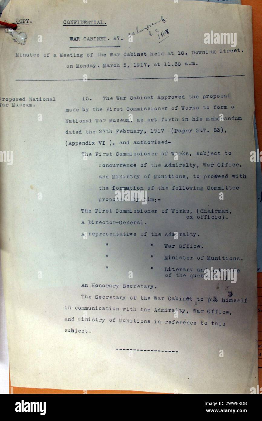 Verbali di una riunione del Gabinetto di Guerra il 5 marzo 1917 che registrava l'accordo per formare un Museo Nazionale della Guerra, in seguito conosciuto come Museo Imperiale della Guerra. Foto Stock