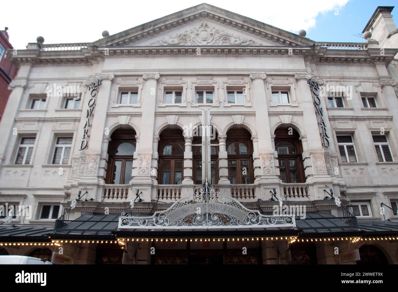 Noel Coward Theatre, Charing Cross Road, City of Westminster, Londra, Regno Unito Foto Stock