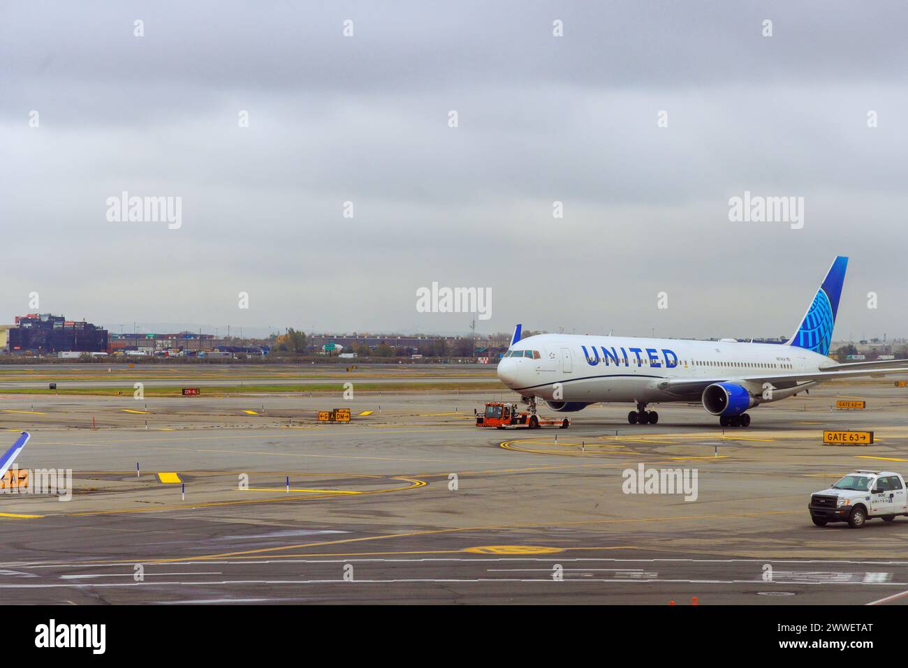 30 ottobre 2023 EWR Newark NJ US United Airlines aerei taxi in pista dopo l'atterraggio all'aeroporto al terminal Foto Stock