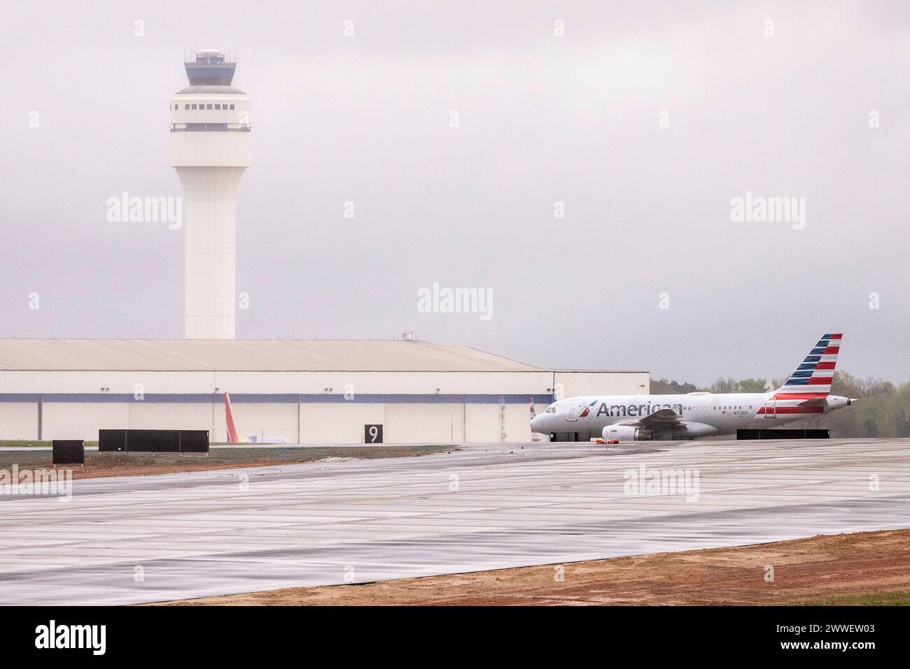 Gli aerei in partenza dall'aeroporto internazionale Douglas di Charlotte sono facilmente visibili al centro visitatori temporaneo. Foto Stock