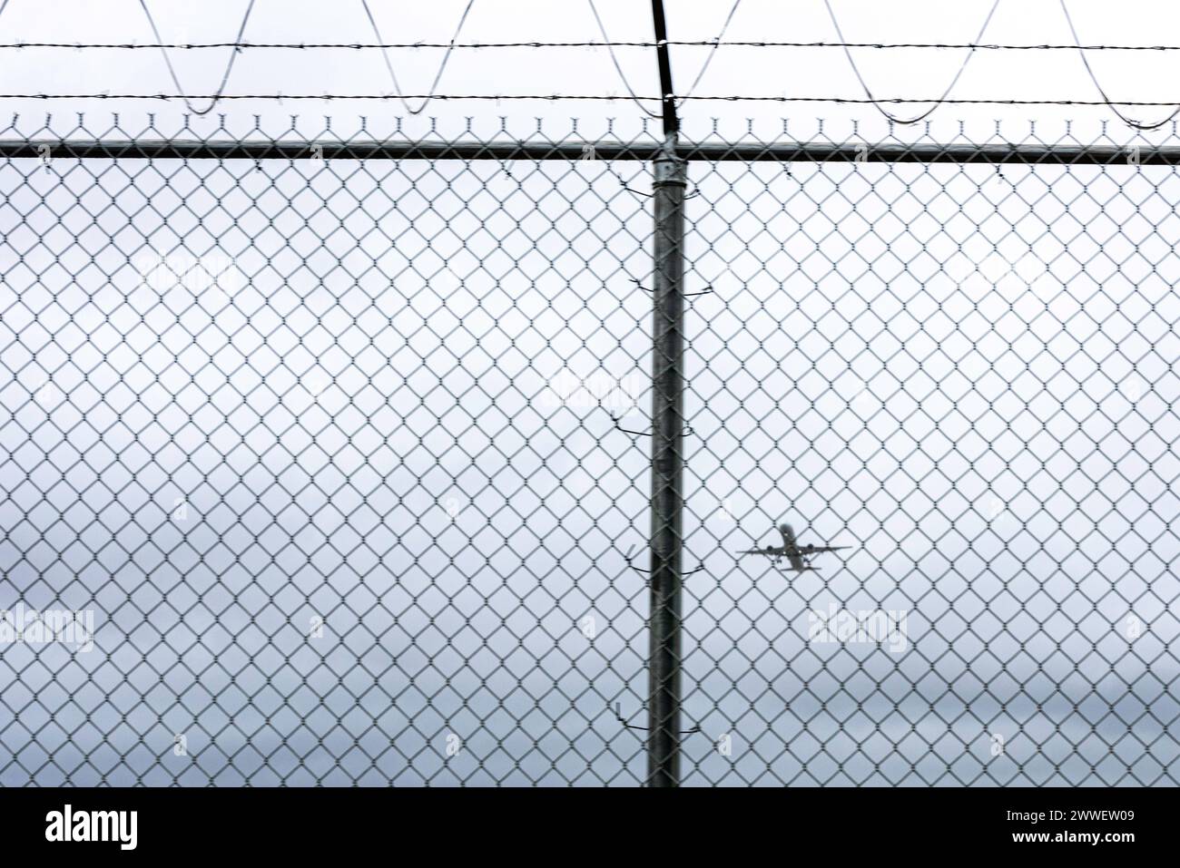 Gli aerei in partenza dall'aeroporto internazionale Douglas di Charlotte sono facilmente visibili al centro visitatori temporaneo. Foto Stock