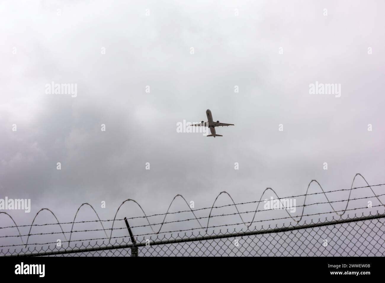 Gli aerei in partenza dall'aeroporto internazionale Douglas di Charlotte sono facilmente visibili al centro visitatori temporaneo. Foto Stock