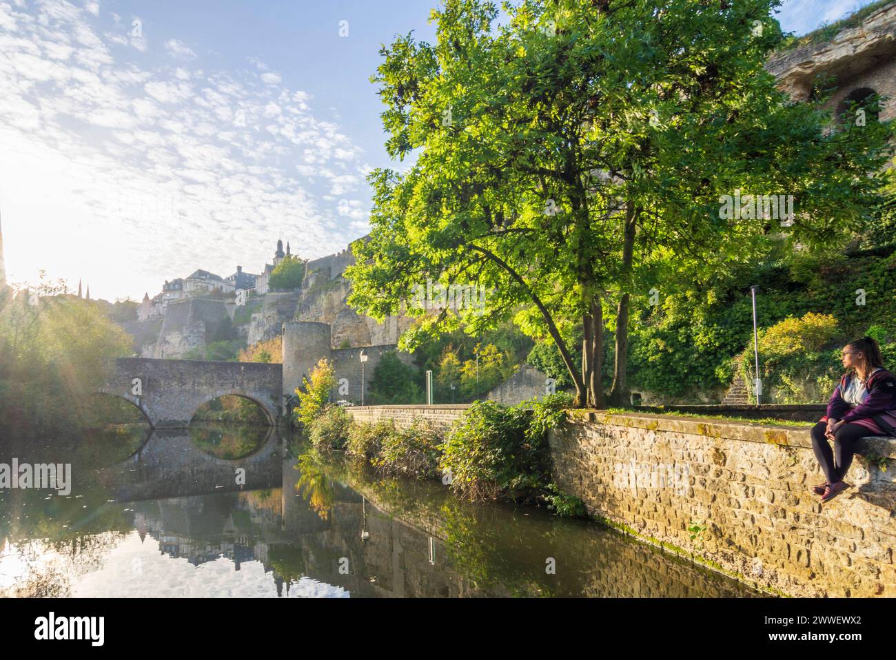 Muro di Venceslao, ponte Stierchen, fiume Alzette, giovane donna sul muro Lussemburgo città Lussemburgo, LÃt Lussemburgo Foto Stock