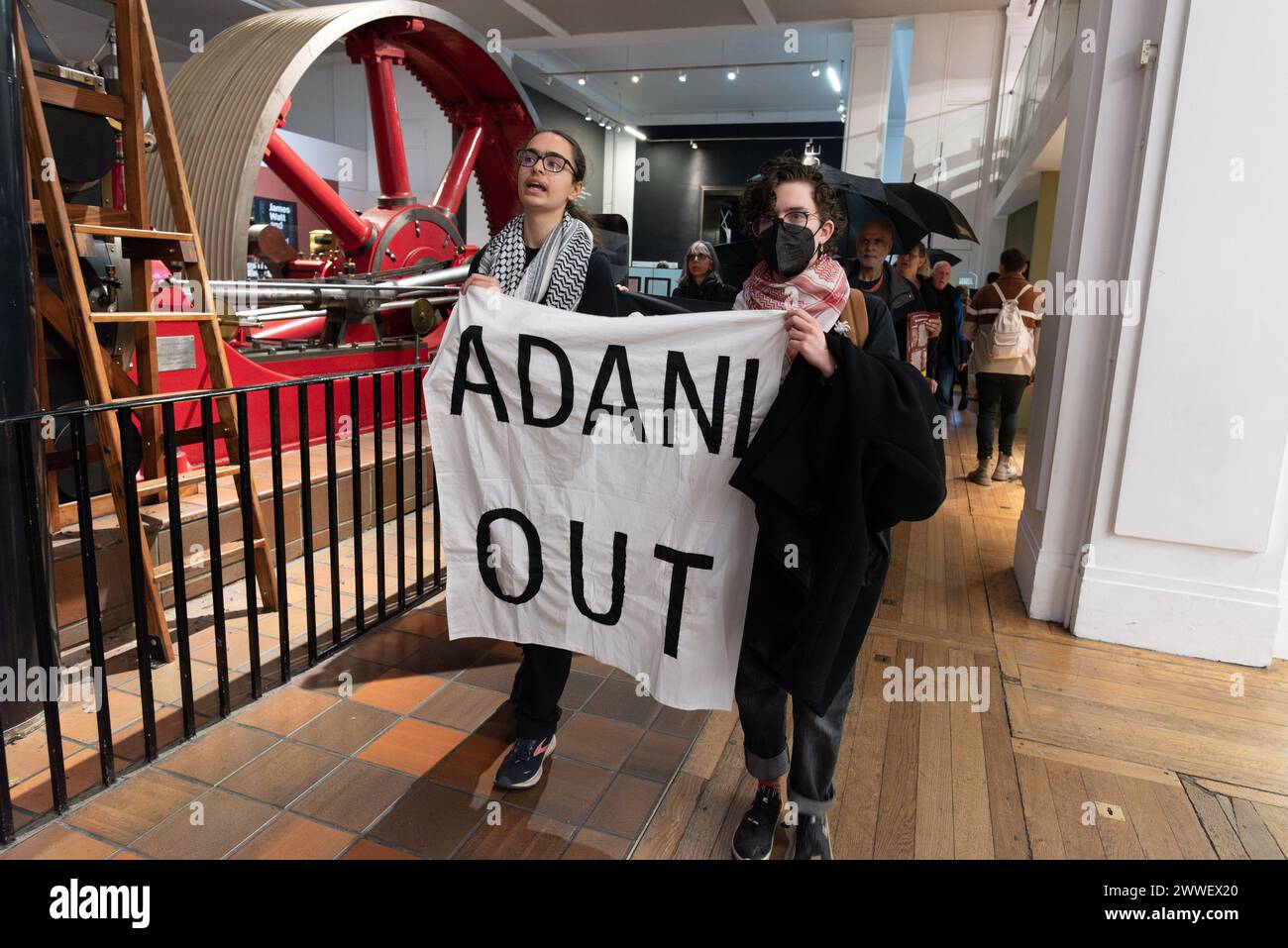 Londra, Regno Unito. 23 marzo 2024. Una coalizione di gruppi per il clima e i diritti umani protesta contro la sponsorizzazione dei combustibili fossili del Museo della Scienza mentre apre la nuova "Rivoluzione energetica: La galleria Adani Green Energy", accusando il museo di "greenwashing" dell'azienda. Adani Group è il più grande produttore di carbone privato al mondo, con un portafoglio in espansione di miniere, porti e centrali elettriche, ed è accusato da critici di violazioni dei diritti terrestri indigeni in India e Australia. Crediti: Ron Fassbender/Alamy Live News Foto Stock