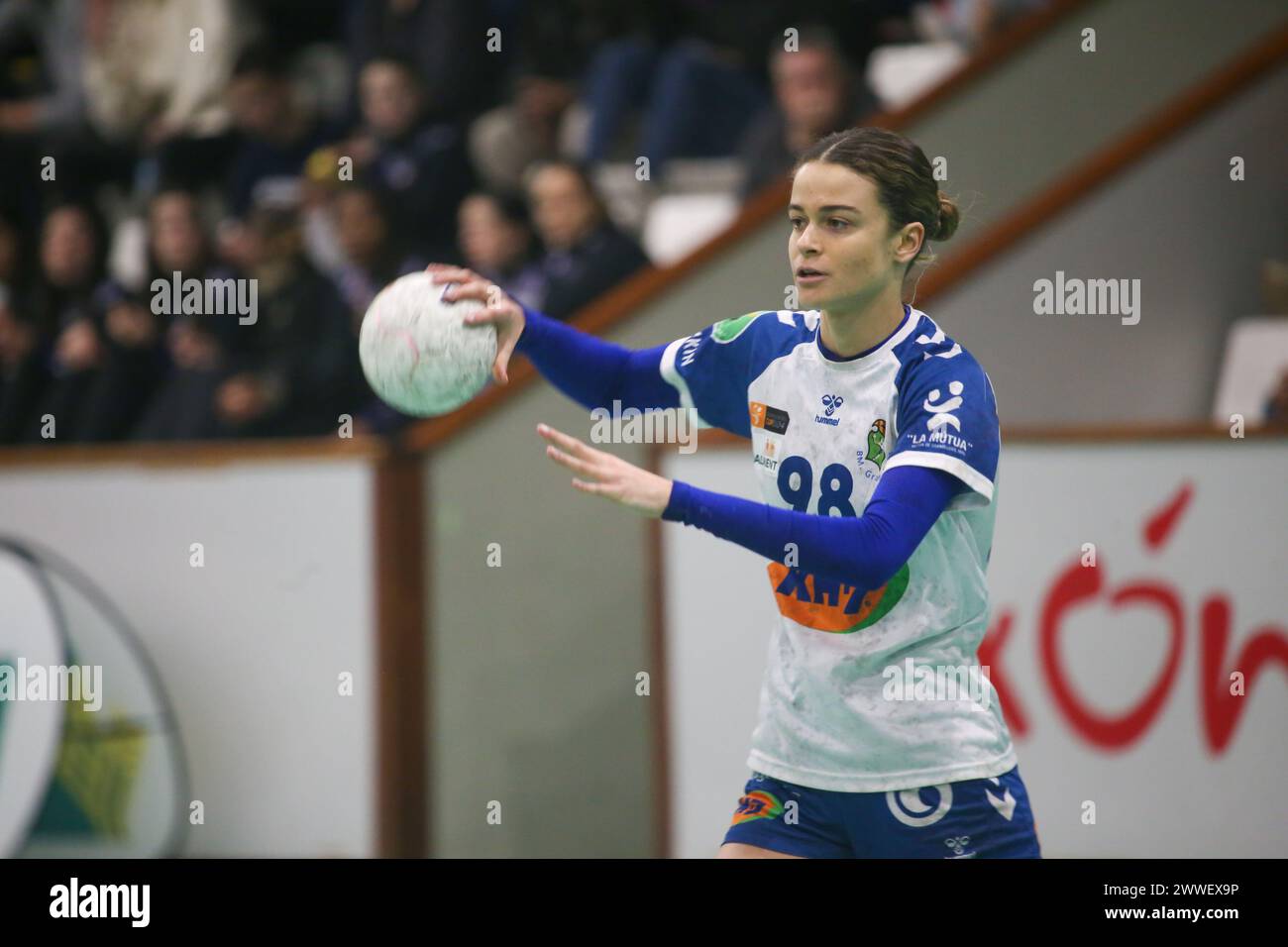 Gijón, Spagna, 23 marzo 2024: KH-7 BM. Granollers, Martina Capdevila (98) con la palla durante il 22° Matchday della Liga Guerreras Iberdrola 2023-24 tra Motive.co Gijón Balonmano la Calzada e KH-7 BM. Granollers, il 23 marzo 2024, al la Arena Pavilion, a Gijón, Spagna. Crediti: Alberto Brevers / Alamy Live News. Foto Stock