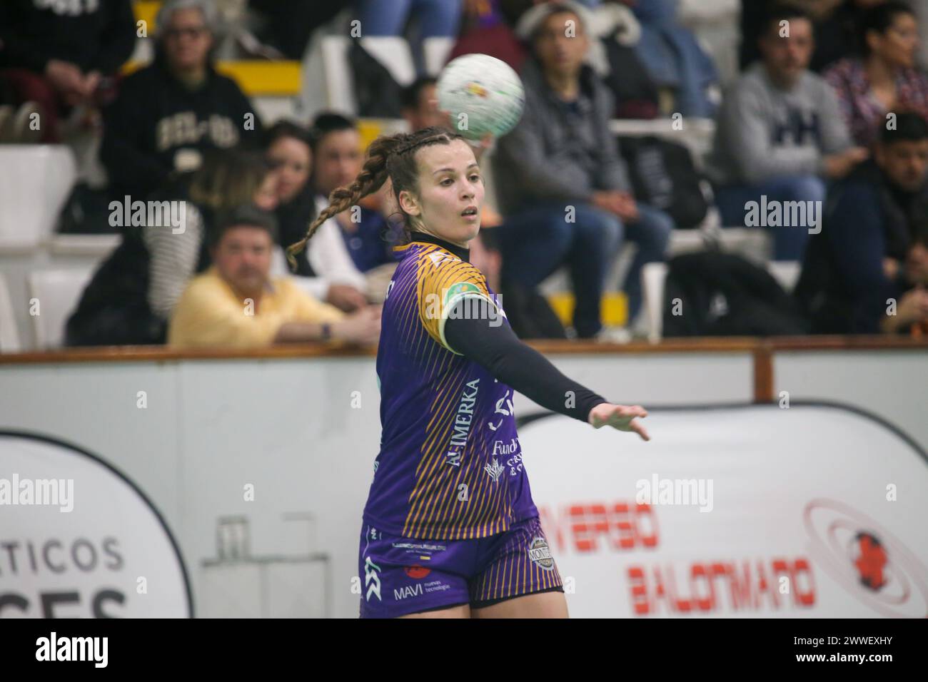 Gijón, Spagna, 23 marzo 2024: La giocatrice di Motive.co Gijón Balonmano la Calzada, Lorena Zarco (6) con la palla durante il 22° Matchday della Liga Guerreras Iberdrola 2023-24 tra Motive.co Gijón Balonmano la Calzada e il KH-7 BM. Granollers, il 23 marzo 2024, al la Arena Pavilion, a Gijón, Spagna. Crediti: Alberto Brevers / Alamy Live News. Foto Stock