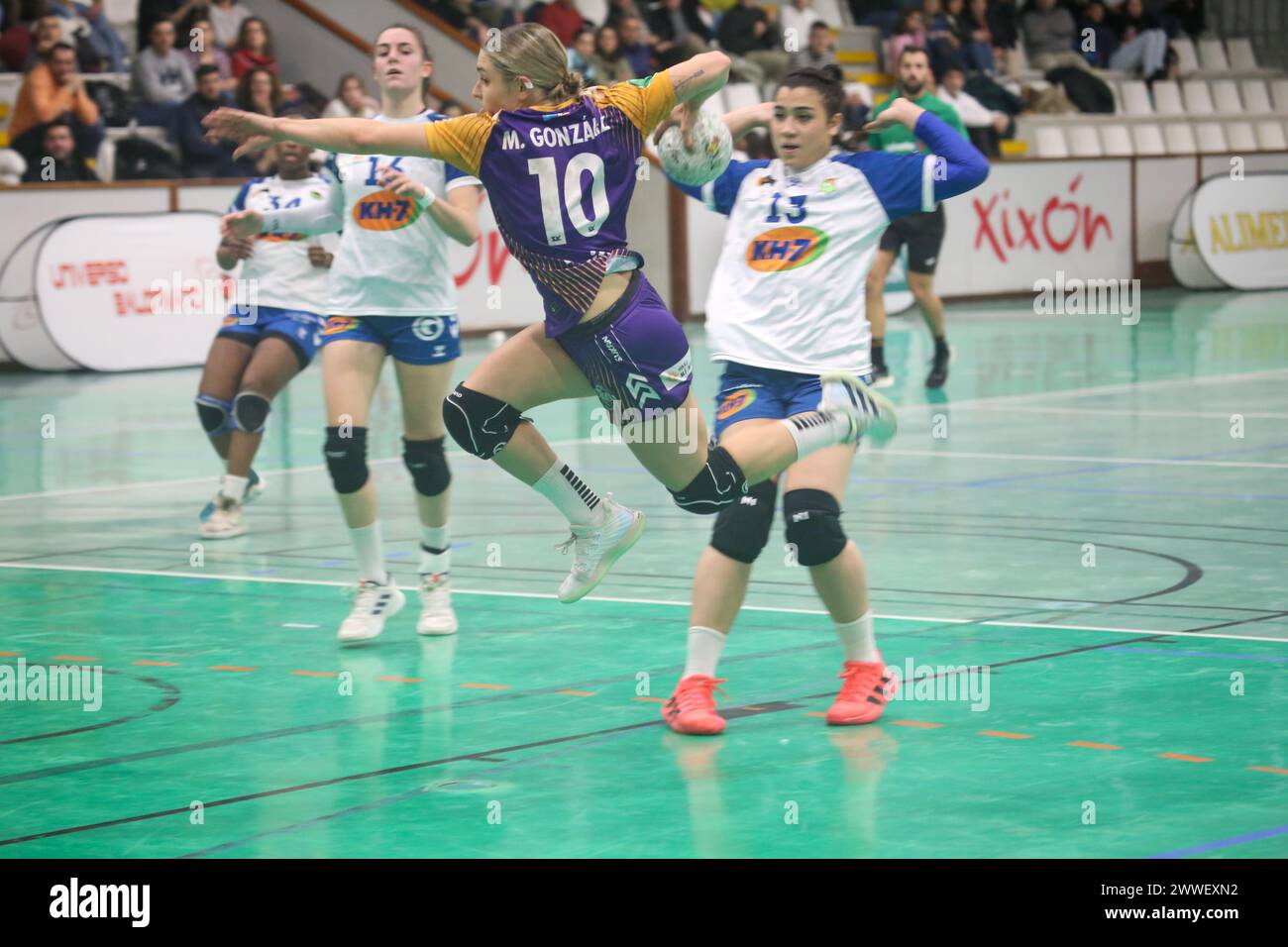 Gijón, Spagna, 23 marzo 2024: Il motive.co Gijón Balonmano la Calzada giocatore, María González (10, R) spara in porta sotto lo sguardo di Giulia Guarieiro (13, L) durante il 22° Matchday della Liga Guerreras Iberdrola 2023-24 tra Motive.co Gijón Balonmano la Calzada e KH-7 BM. Granollers, il 23 marzo 2024, al la Arena Pavilion, a Gijón, Spagna. Crediti: Alberto Brevers / Alamy Live News. Foto Stock