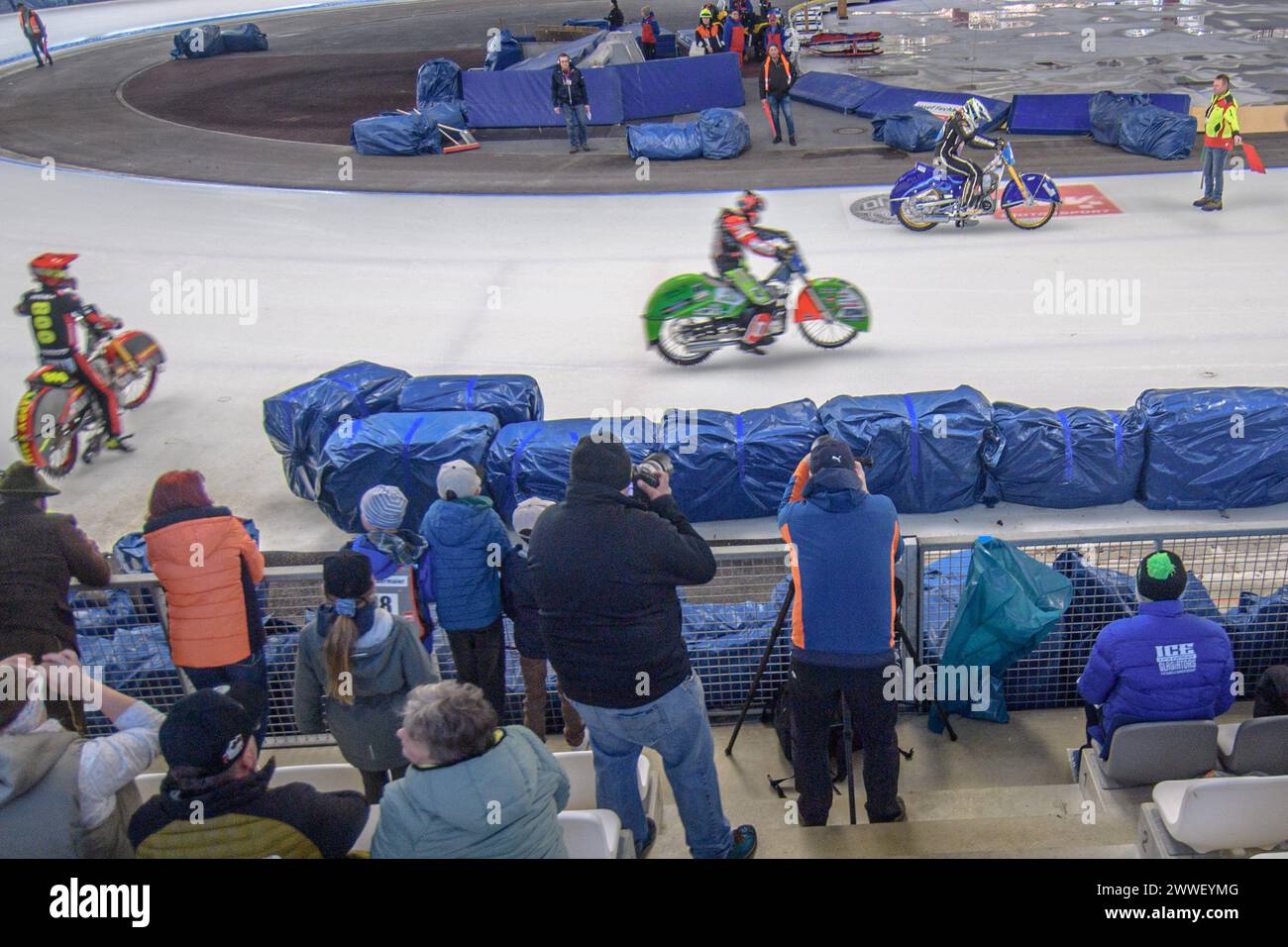 I tifosi si si esercitano durante le prove della finale del Campionato del mondo dei gladiatori della FIM Ice Speedway presso la Max-Aicher-Arena di Inzell venerdì 22 marzo 2024. (Foto: Ian Charles | mi News) crediti: MI News & Sport /Alamy Live News Foto Stock