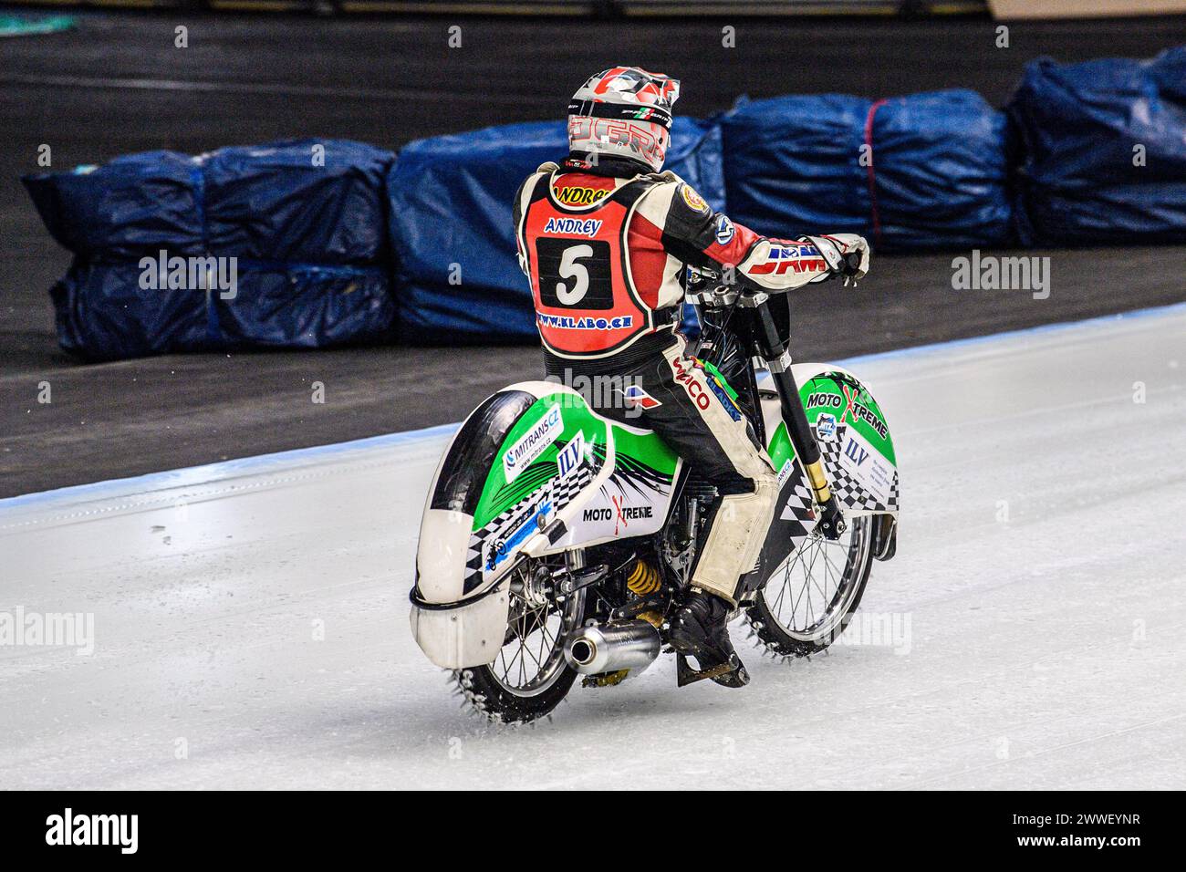 Andrej Diviš (107) della Repubblica Ceca durante le prove finali del Campionato del mondo dei gladiatori della FIM Ice Speedway presso la Max-Aicher-Arena di Inzell venerdì 22 marzo 2024. (Foto: Ian Charles | mi News) crediti: MI News & Sport /Alamy Live News Foto Stock