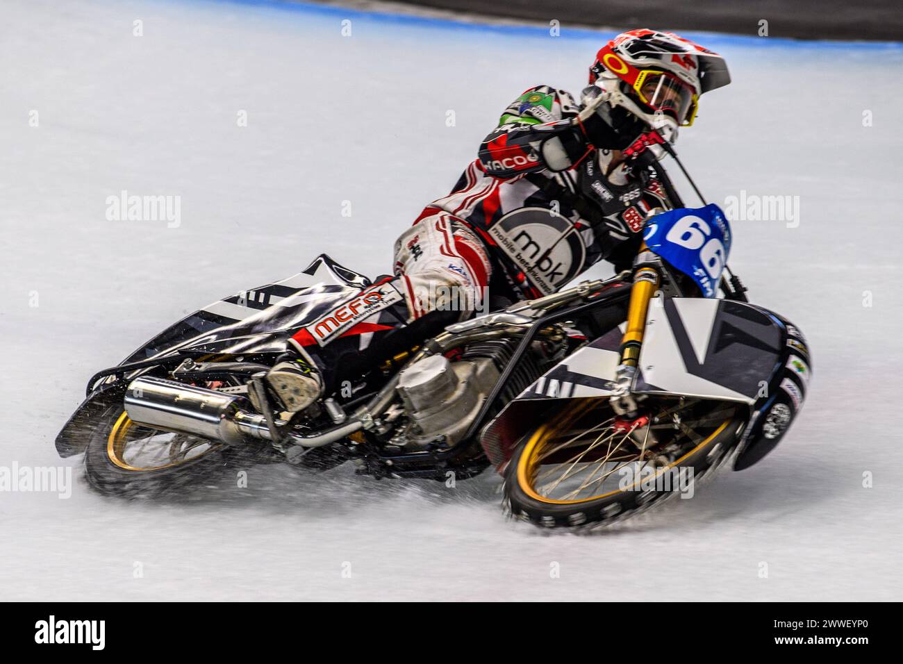 Charly Ebner (665) dell'Austria durante le prove finali del Campionato del mondo dei gladiatori della FIM Ice Speedway presso la Max-Aicher-Arena di Inzell venerdì 22 marzo 2024. (Foto: Ian Charles | mi News) crediti: MI News & Sport /Alamy Live News Foto Stock