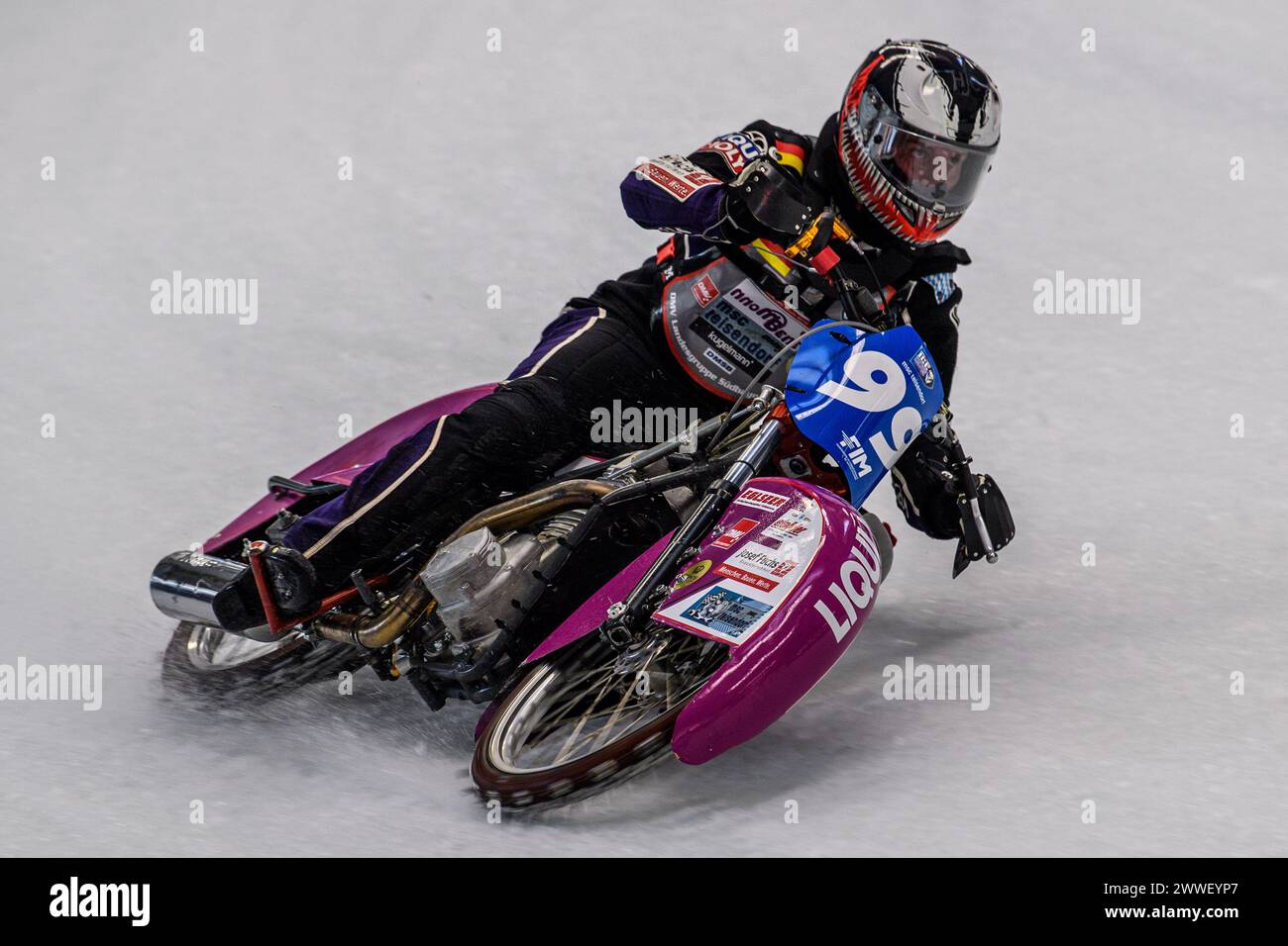 Benedikt Monn tedesco (16) durante le prove finali del Campionato del mondo dei gladiatori della FIM Ice Speedway presso la Max-Aicher-Arena di Inzell venerdì 22 marzo 2024. (Foto: Ian Charles | mi News) crediti: MI News & Sport /Alamy Live News Foto Stock