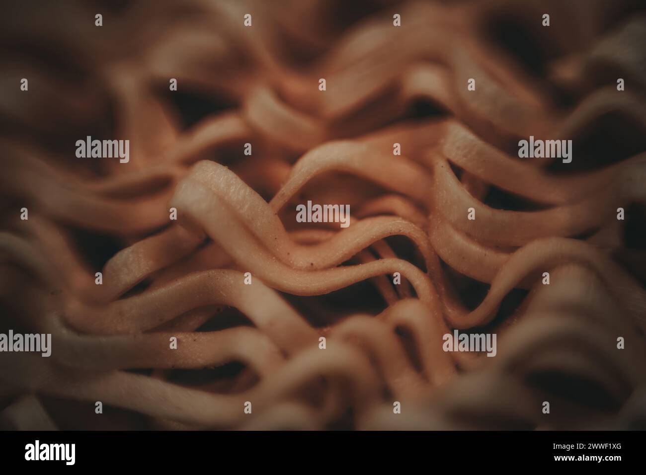 consistenza degli spaghetti secchi istantanei. sfondo noodles ramen Foto Stock