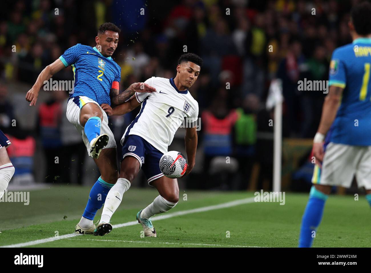 Londra, Regno Unito. 23 marzo 2024. Danilo del Brasile (2) e Ollie Watkins dell'Inghilterra (r) in azione. Inghilterra contro Brasile, partita amichevole internazionale di calcio allo stadio Wembley di Londra sabato 23 marzo 2024. Solo per uso editoriale. foto di Andrew Orchard/Andrew Orchard fotografia sportiva/Alamy Live News Credit: Andrew Orchard fotografia sportiva/Alamy Live News Foto Stock