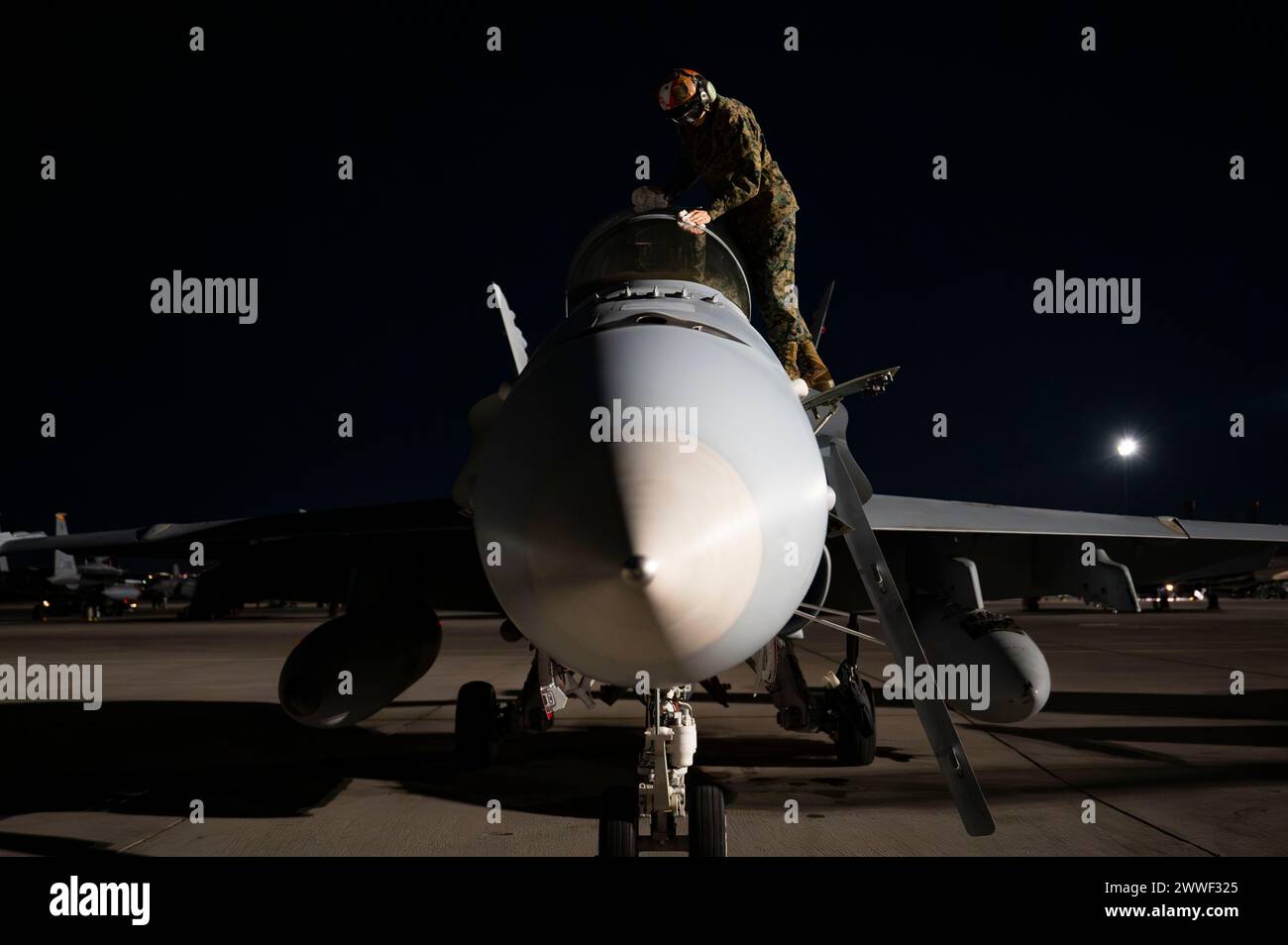 Tyler Arnold, comandante della Marine Fighter Attack Squadron 323, pulisce un F/A-18 Hornet durante la Red Flag, alla Nellis Air Force base, Nevada, 21 marzo 2024. Red Flag-Nellis 24-2 ha fornito ai partecipanti una formazione congiunta realistica in un ambiente altamente conteso. (Foto U.S. Air Force di Senior Airman Megan Estrada) Foto Stock