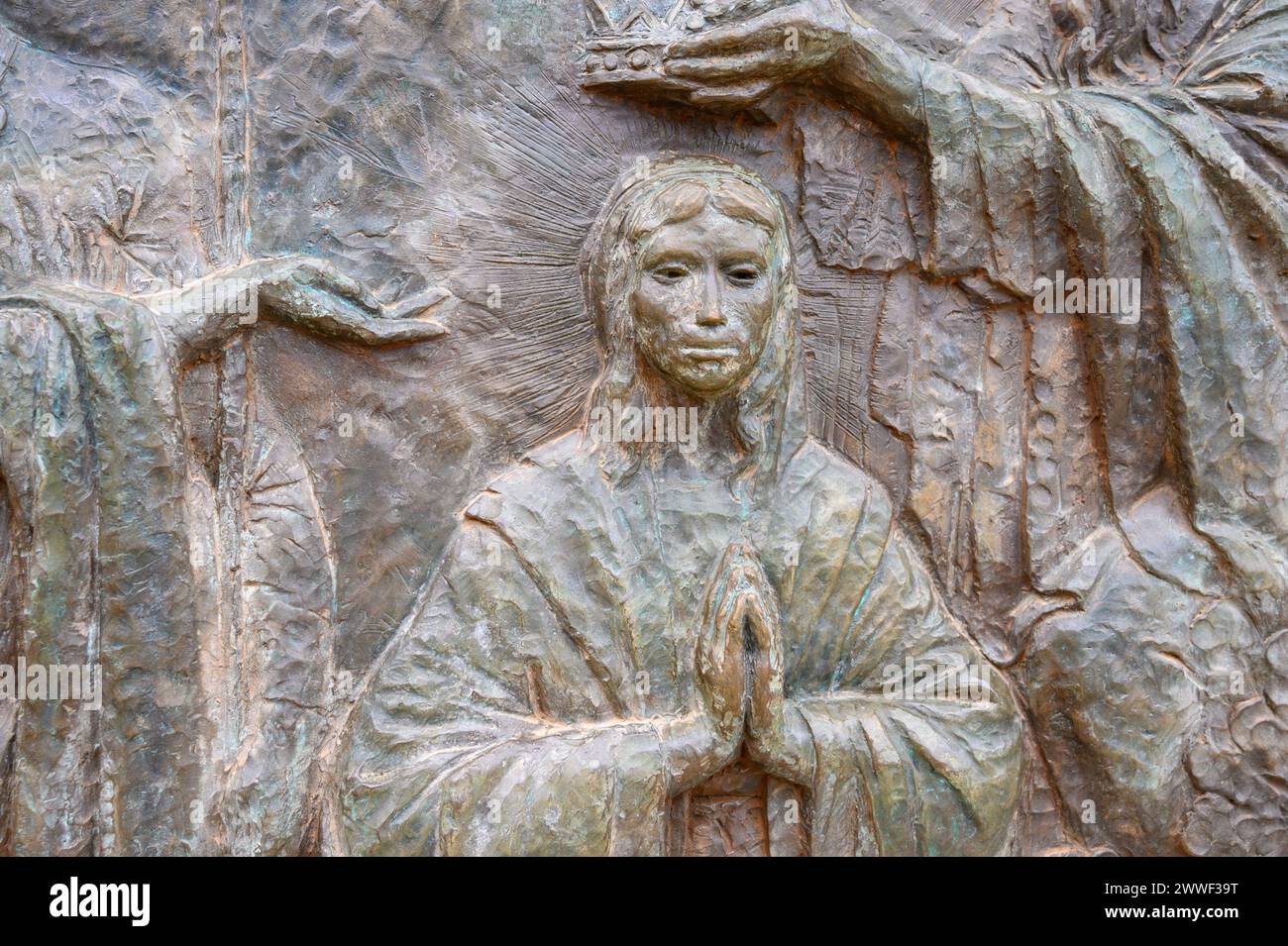 L'incoronazione di Maria – Quinto mistero glorioso del Rosario. Una scultura in rilievo sul Monte Podbrdo (la collina delle apparizioni) a Medjugorje. Foto Stock