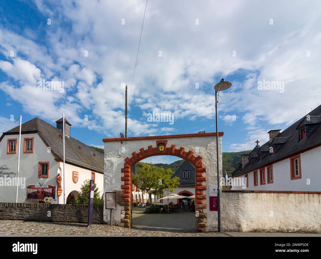 Cusanusstift St Nikolaus Hospital, ospita una famosa biblioteca e un museo del vino Bernkastel-Kues Mosel Rheinland-Pfalz, Renania-Palat Germania Foto Stock