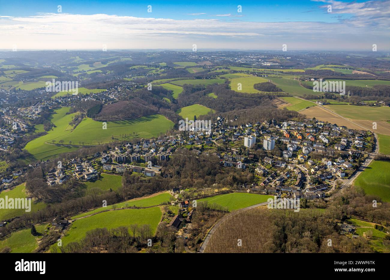 Luftbild, Wohngebiet Ortsansicht Ortsteil Hopscheiderberg, Wiesen und Felder mit Wald, Langenberg, Velbert, Ruhrgebiet, Nordrhein-Westfalen, Deutschland ACHTUNGxMINDESTHONORARx60xEURO *** Vista aerea, zona residenziale, veduta del distretto di Hopscheiderberg, prati e campi con foresta, Langenberg, Velbert, zona della Ruhr, Renania settentrionale-Vestfalia, Germania ACHTUNGxMINDESTHONORARx60xEURO Foto Stock