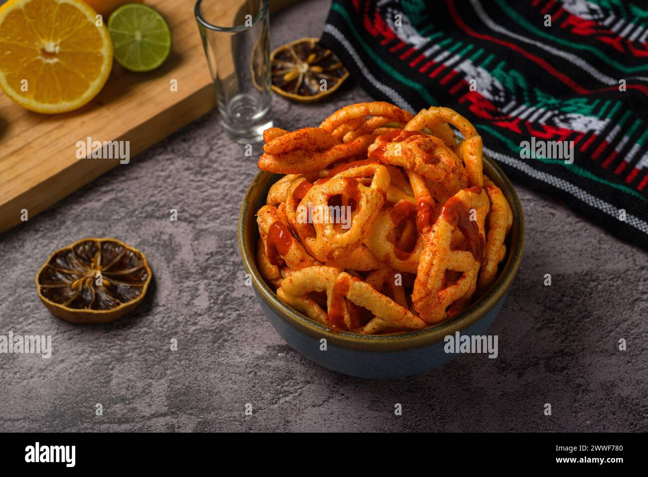 Patatine fritte di grano messicano con salsa calda. Duritos, tipico spuntino messicano. Foto Stock