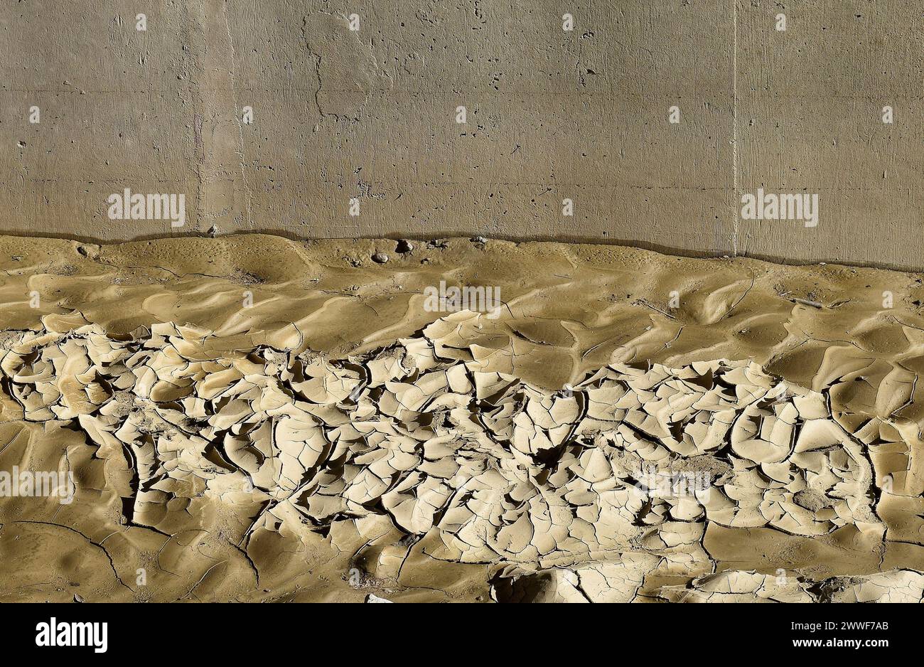 Deposito di fango essiccato su Alameda Creek sotto il cavalcavia di Mission Boulevard nella contea di Alameda, California Foto Stock