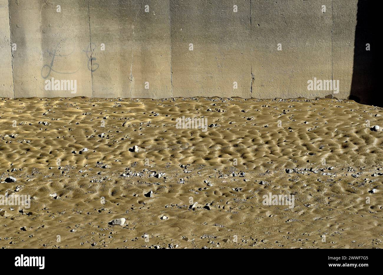 Deposito di fango lungo Alameda Creek sotto il cavalcavia di Mission Boulevard nella contea di Alameda, California Foto Stock