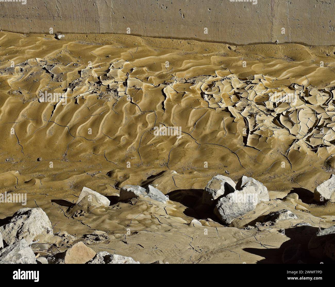 Deposito di fango essiccato su Alameda Creek sotto il cavalcavia di Mission Boulevard nella contea di Alameda, California Foto Stock