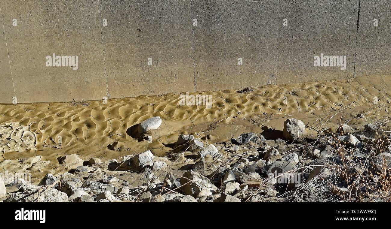 Tracce di animali su un deposito di fango di Alameda Creek. Fremont, California Foto Stock