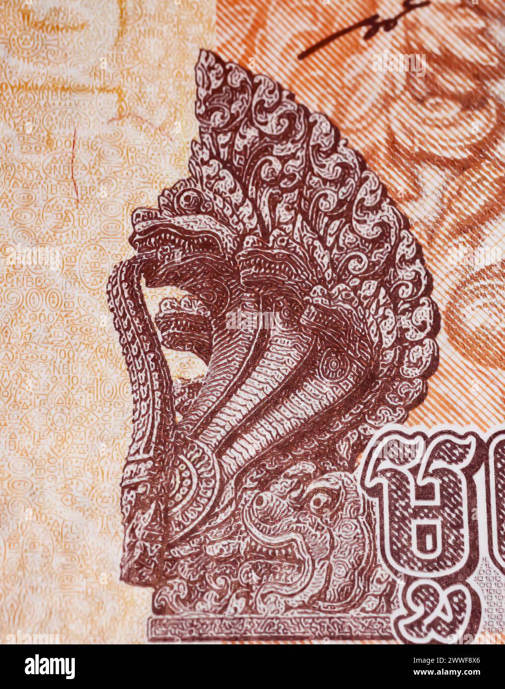 Statua della testa di serpente mitica di Naga sulla banconota in valuta cambogiana Riel (focalizzata sul centro) Foto Stock