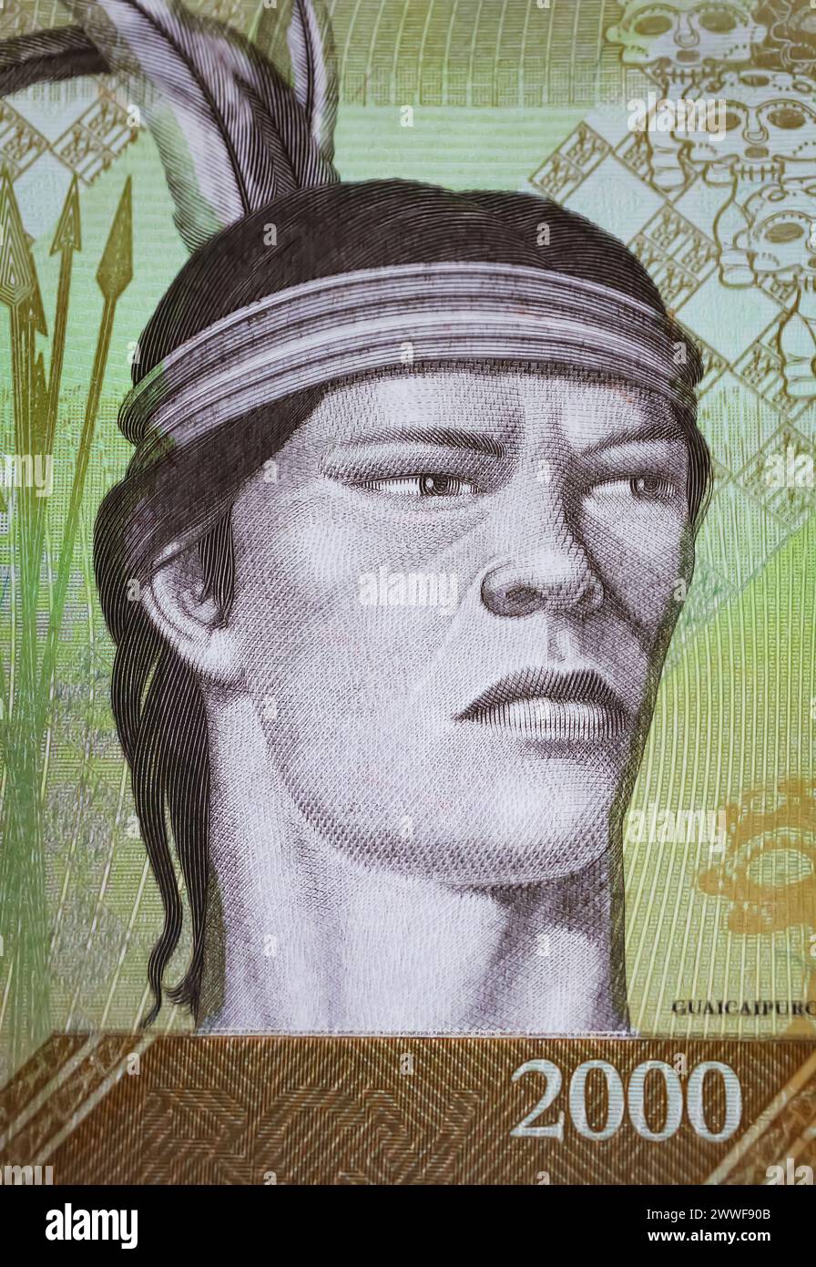 Ritratto del capo tribù indigena Cacique Guaicaipuro sulla banconota in valuta del Venezuela da 2000 Bolivar (focalizzazione sul centro) Foto Stock