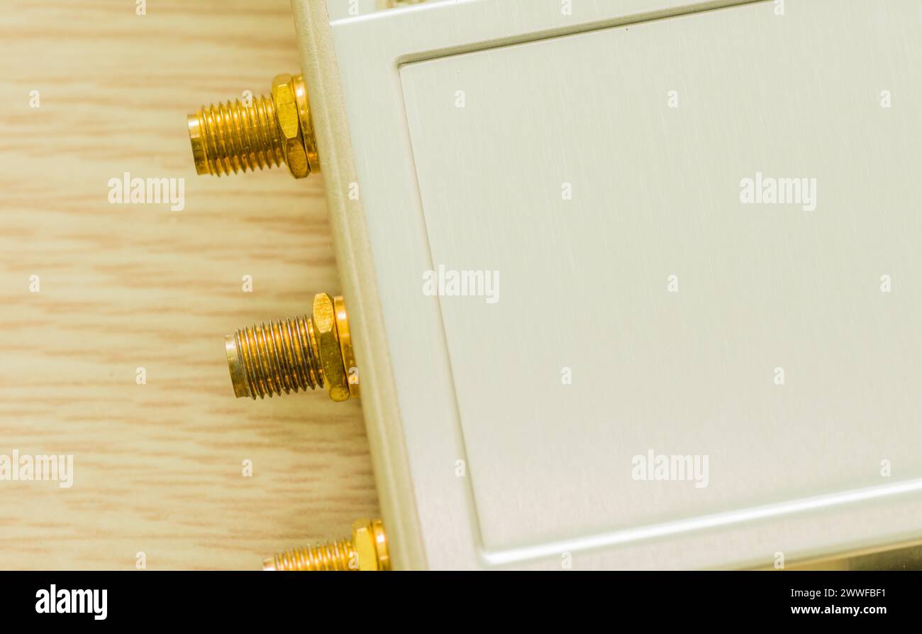 Porte per antenna placcate oro su hardware con tecnologia beige, in Corea del Sud Foto Stock