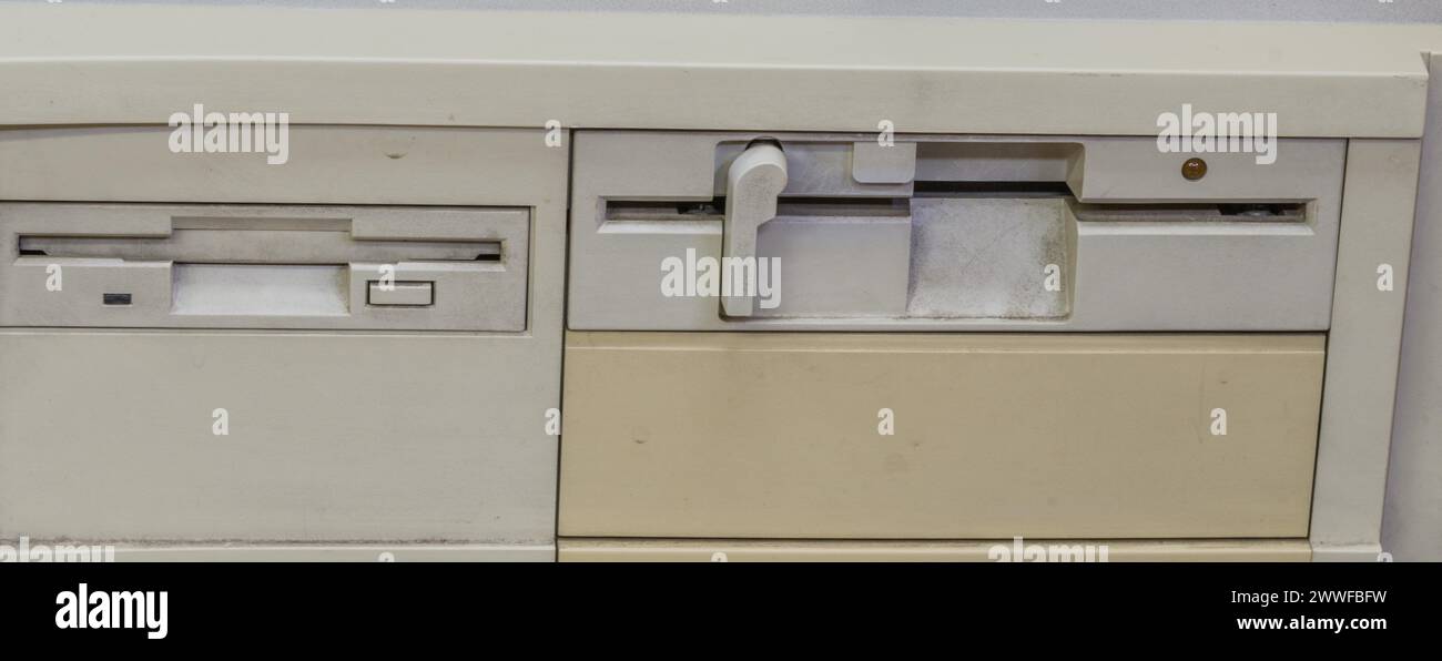 Primo piano di unità floppy disk obsolete da 3,5" e 5" installate in un vecchio computer a Gangneung, Corea del Sud Foto Stock