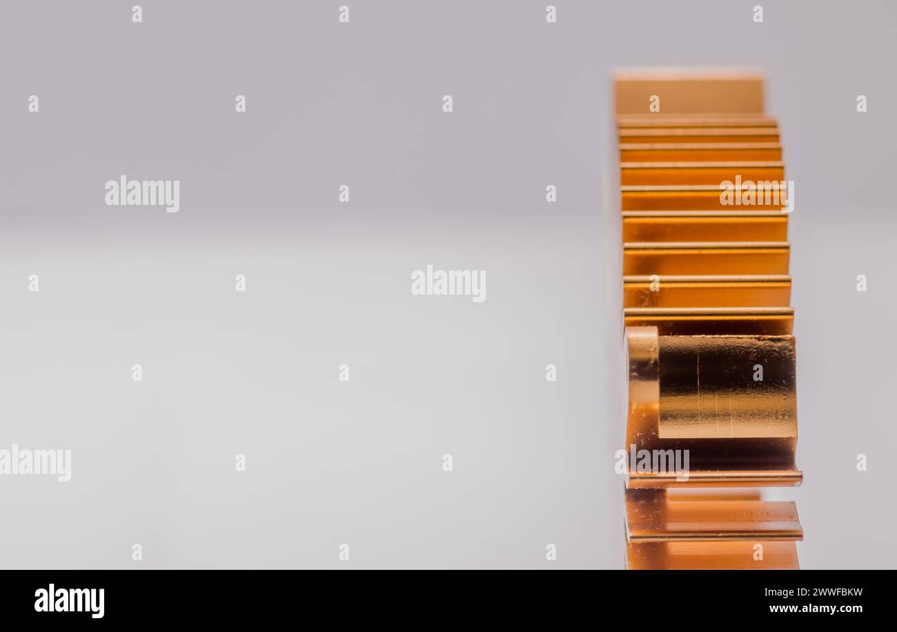 Primo piano delle alette del dissipatore di calore per computer in rame su sfondo bianco Foto Stock