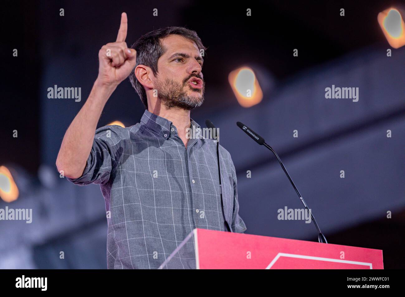 Elezioni europee del 2024: Assemblea del partito politico di sinistra Sumar Ernest Urtasun, ministro spagnolo della cultura, visto parlare durante l'assemblea del partito di sinistra spagnolo Sumar celebrato al centro eventi la nave de Villaverde a Madrid. Madrid la nave de Villaverde Madrid Spagna Copyright: XAlbertoxGardinx AGardin_20240324_Politics_Asamblea_Sumar_0327 Foto Stock