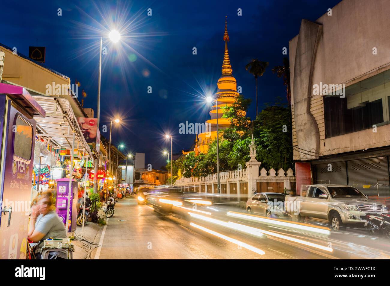 Una vivace scena di strada di notte con una lunga esposizione delle luci della città, a Chiang mai, Thailandia Foto Stock