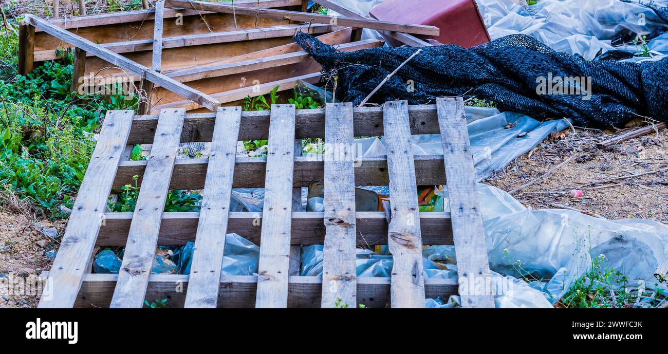 Una caotica pila di spazzatura con legno, plastica e vari detriti, in Corea del Sud Foto Stock