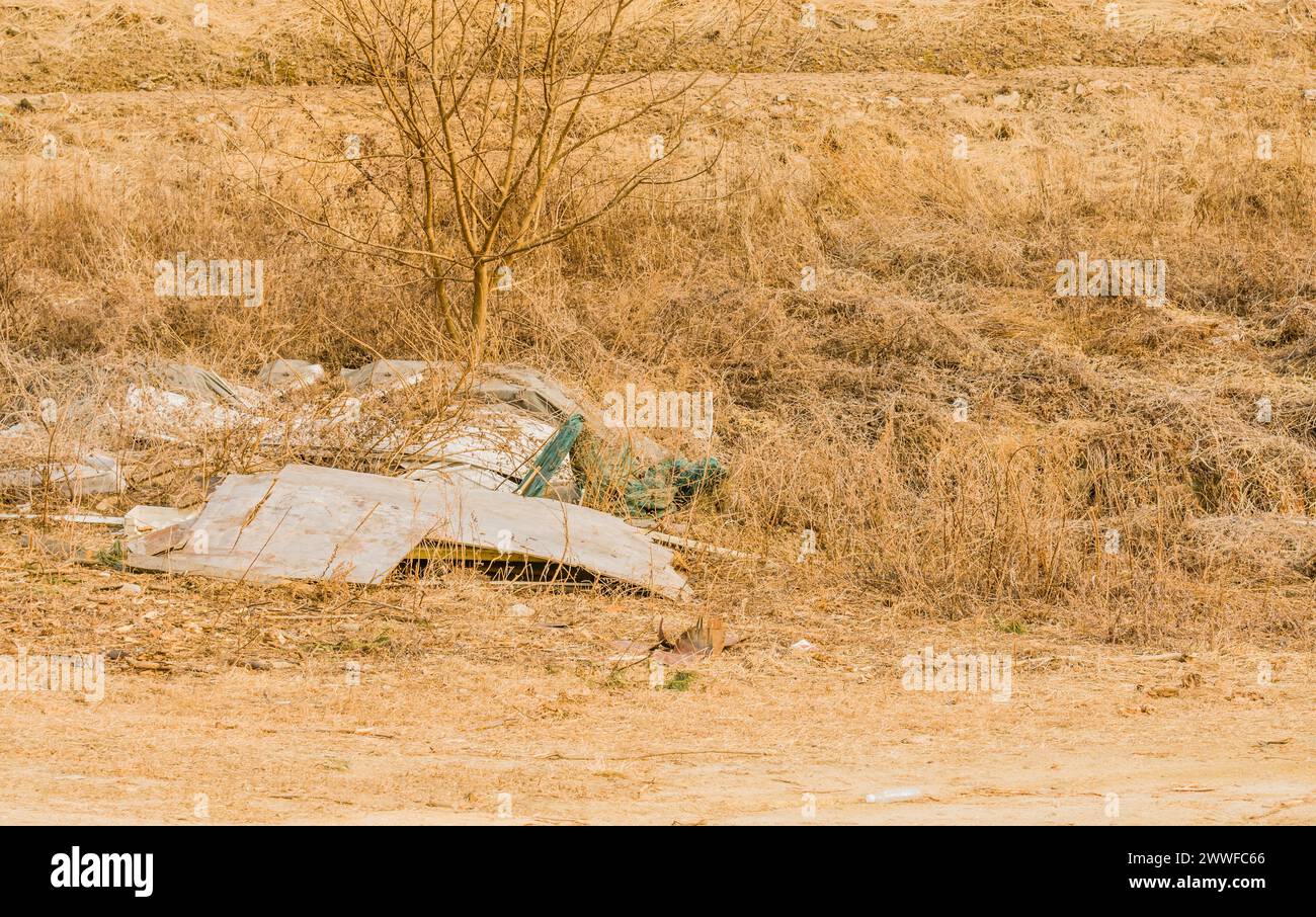 Un paesaggio arido disseminato di oggetti scartati e spazzatura, in Corea del Sud Foto Stock