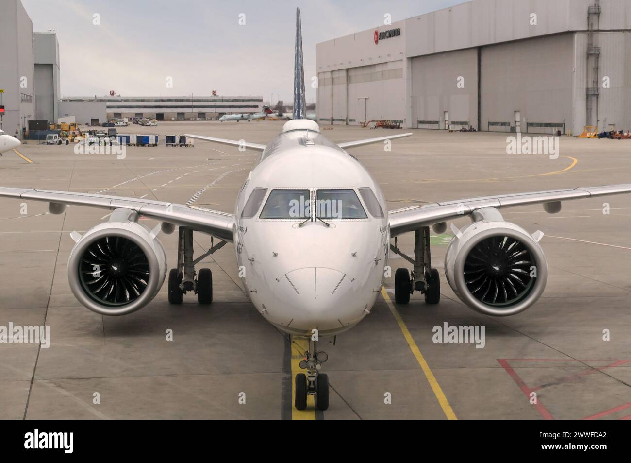 Toronto, Canada - 03 10 2024: Embraer E195-E2 moderno aereo di linea di proprietà della compagnia aerea canadese Porter Airlines seduta sull'asfalto di Toronto Pearson Foto Stock