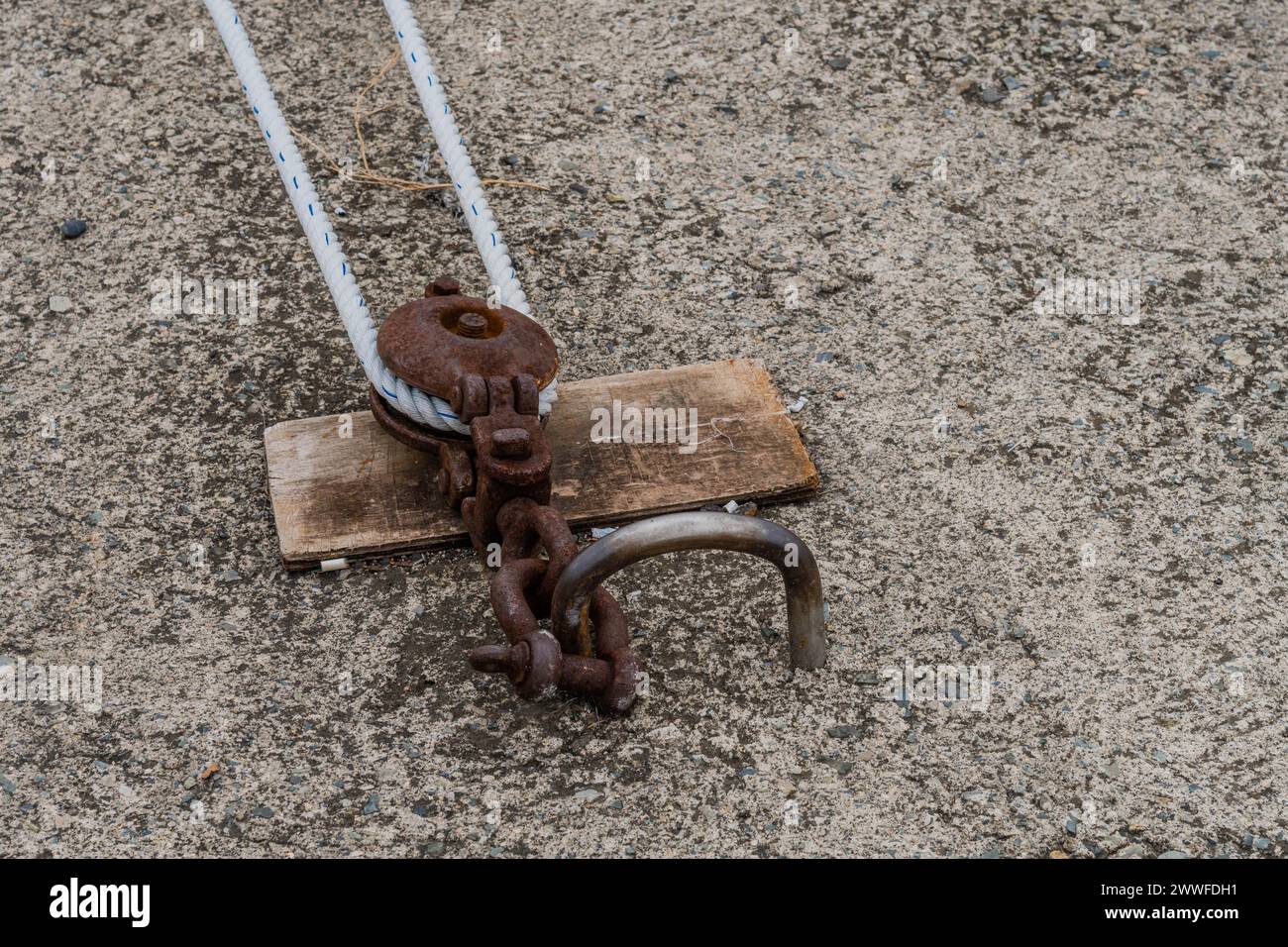 Primo piano di arrugginiti strumenti nautici che ancorano le corde al suolo, a Ulsan, Corea del Sud Foto Stock