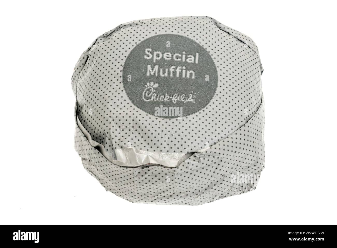 Winneconne, WISCONSIN - 23 marzo 2024: Un pacchetto di Chick fil uno speciale sandwich per la colazione con biscotti al muffin su un sfondo isolato. Foto Stock