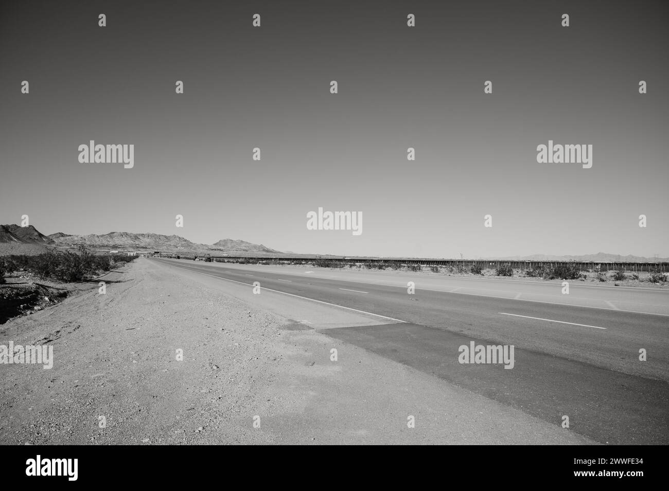 Autostrada 95 a sud di Las Vegas, vicino a Boulder City, nel deserto del Nevada. Immagine in bianco e nero. Immagine in bianco e nero. Foto Stock