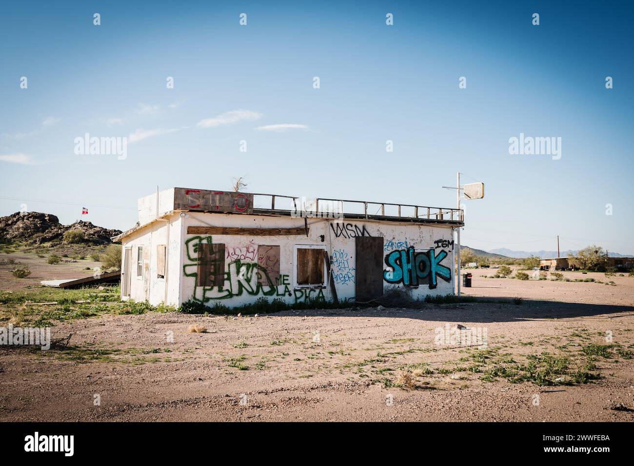 Un edificio abbandonato coperto di graffiti vicino a Quartzsite AZ, USA. Foto Stock