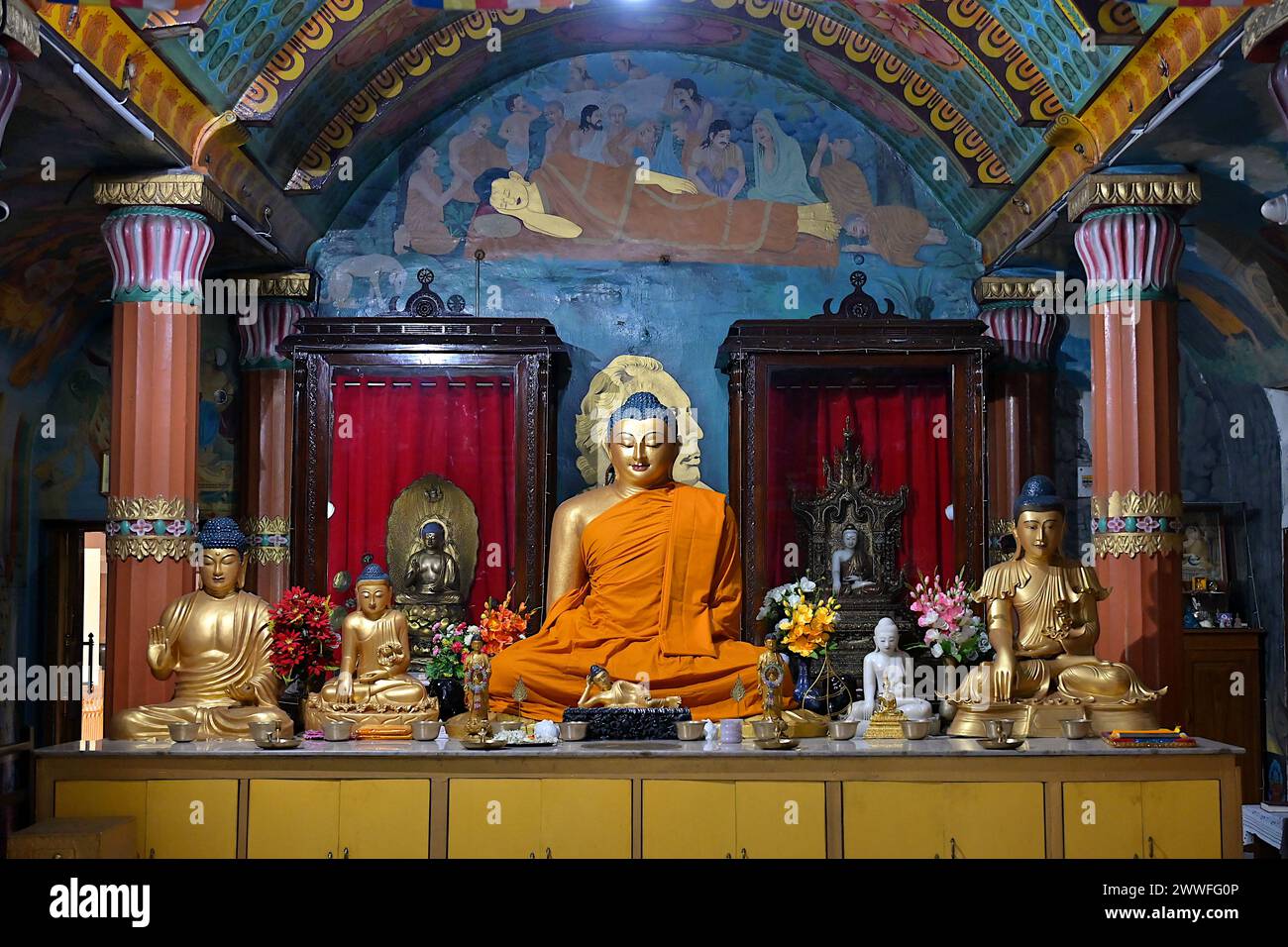 Santuario e immagine dorata del Buddha principale allo Sri Dharmarajika Chetiya Vihara, all'ultimo piano della Maha Bodhi Society of India, College Square Foto Stock