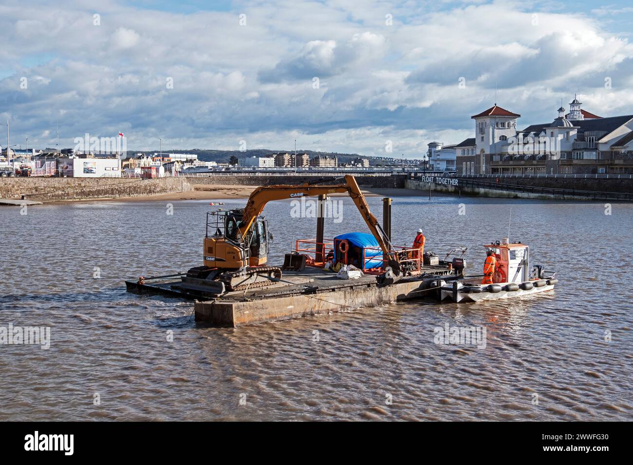 Dragaggio per rimuovere il fango in eccesso dal lago marino di Weston-super-Mare, Regno Unito, il 26 febbraio 2024. Weston-super-Mare si trova sul Canale di Bristol, che ha una delle catene di maree più alte del mondo, e il dragaggio regolare è necessario per garantire che il lago marino rimanga utilizzabile per il nuoto. Foto Stock