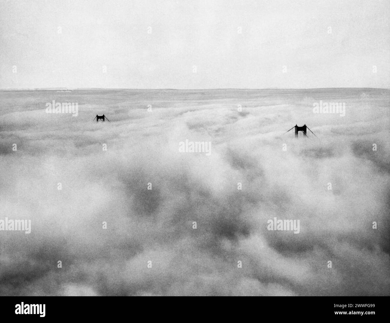 San Francisco, California, 25 luglio 1953 Fiera oggi, la nebbia lungo la costa è stata la storia meteorologica di San Francisco per la scorsa settimana, e solo le punte del Golden Gate Bridge possono essere viste sopra la boscosa coperta di nebbia bianca. Foto Stock