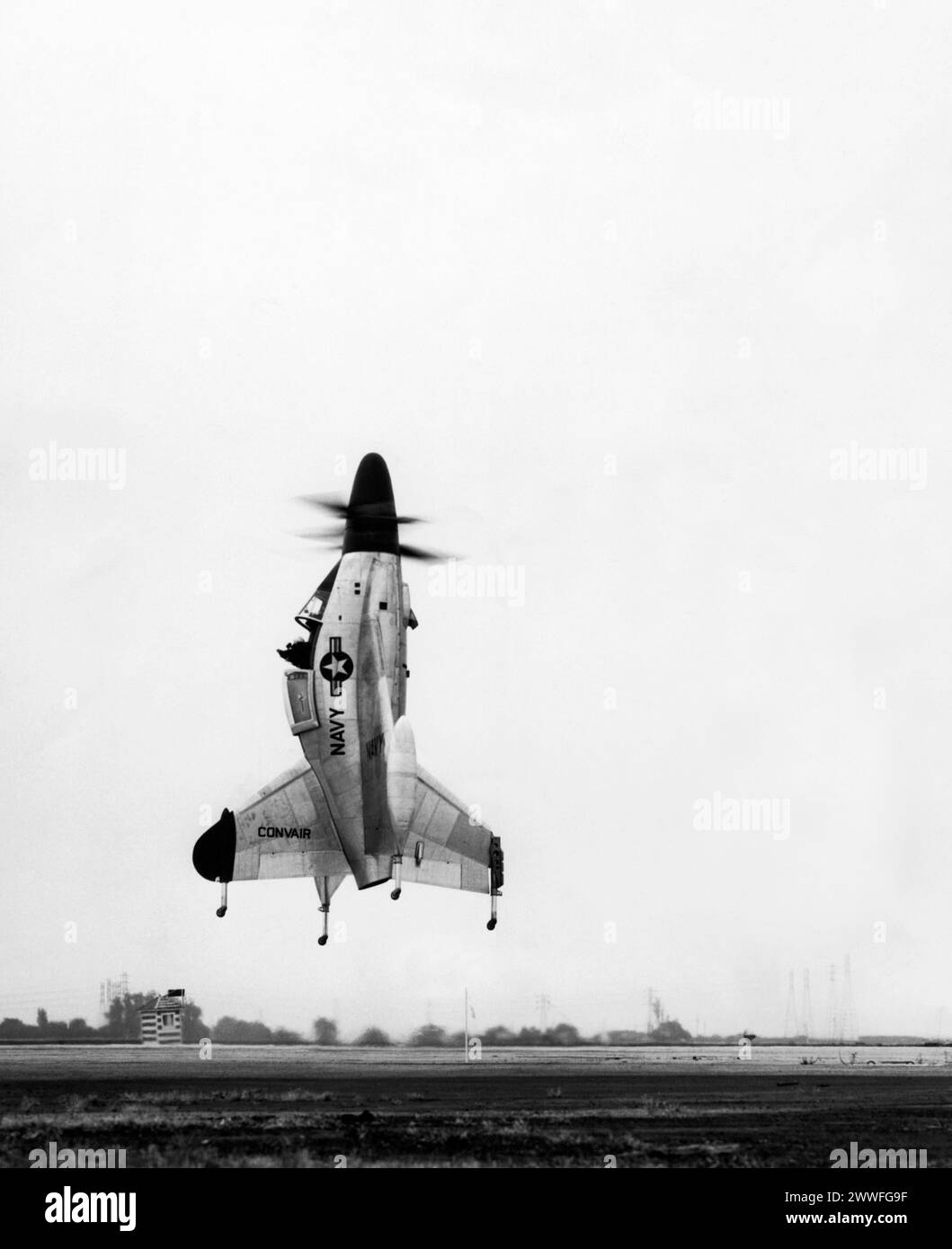 California 1954 Un Convair XFY Pogo alimentato da un motore turboelica Allison T-40 A-14, un aereo sperimentale che utilizza il decollo e l'atterraggio verticale (VTOL). Foto Stock