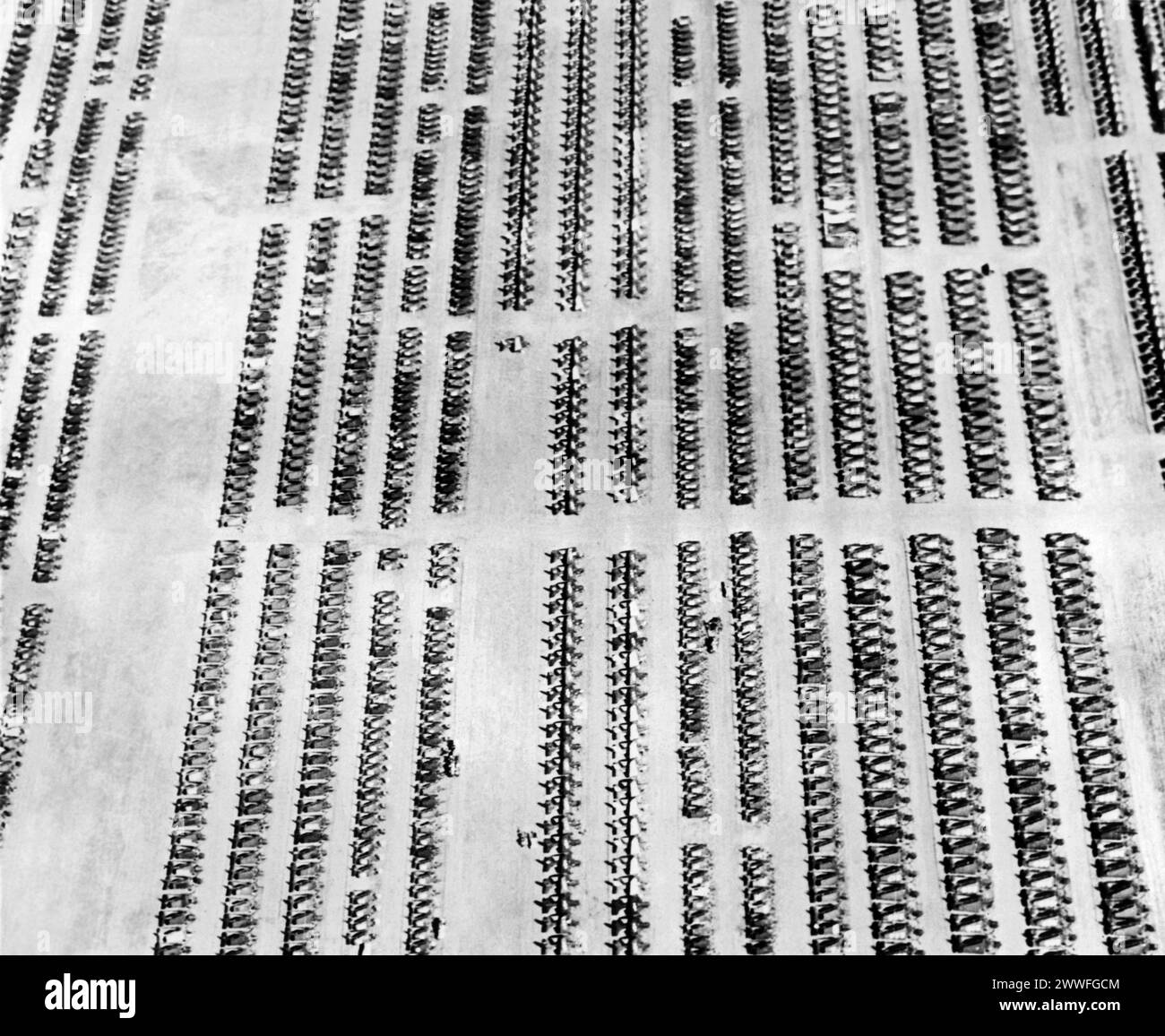 Quinton, Oklahoma, 25 maggio 1946 questa è una vista aerea di una piccola parte delle migliaia di aerei della Marina in eccedenza schierati presso la Naval Air Station di Clinton, in Florida., le cui parti vengono ora reimmesse in canali commerciali per diventare telai di finestre, spogliamento di linoleum, infissi e leghe ornamentali per l'industria siderurgica o chimica mediante un programma di smaltimento dei rottami di alluminio di aeromobili in eccedenza istituito dal dipartimento della marina militare. Foto Stock