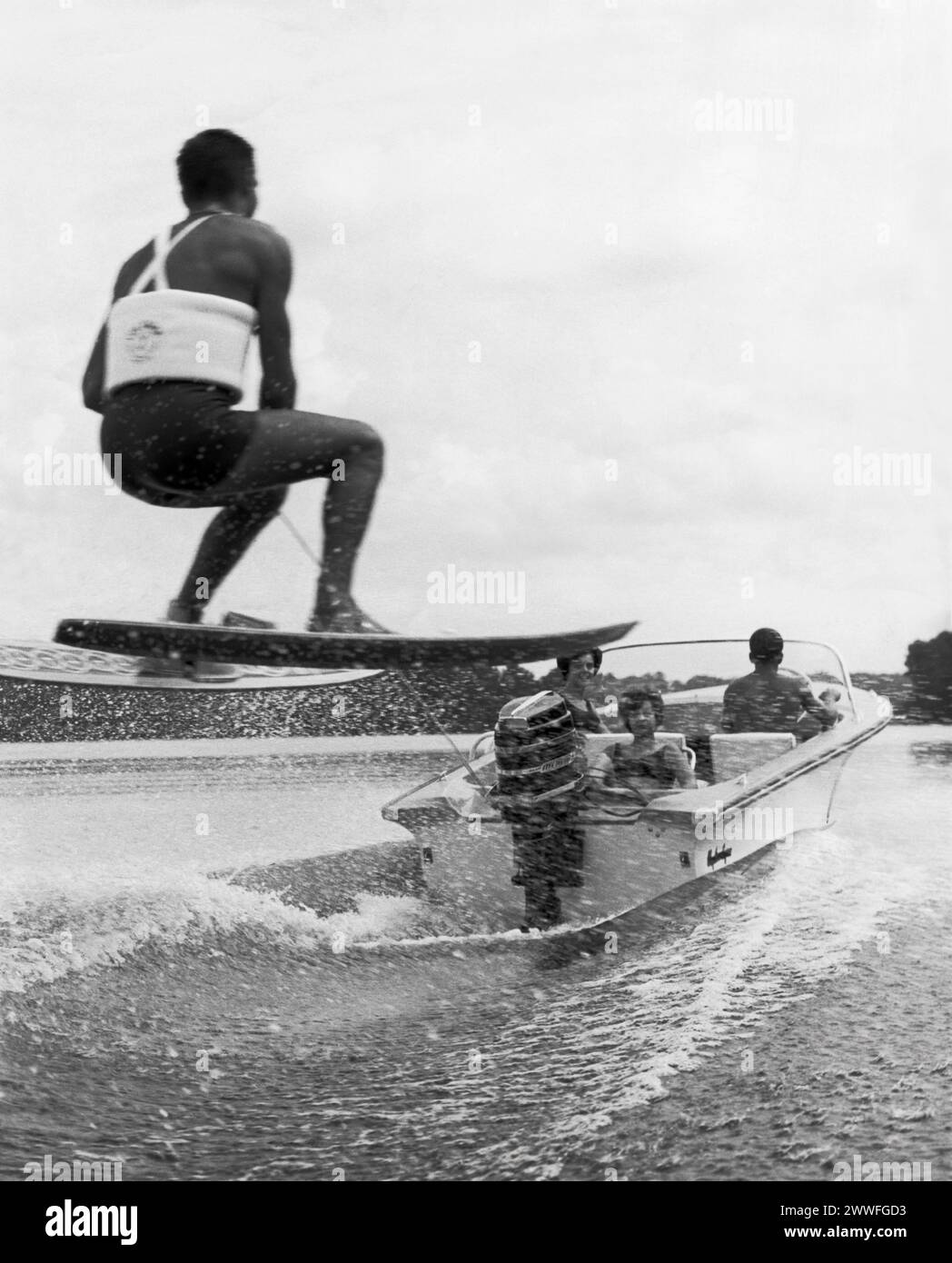 Callaway Gardens, Georgia, 14 febbraio 1964 Jimmy Jackson di Delray Beach, Florida., membro della squadra statunitense vittoriosa nel World Water Ski Tournament 1963, si allena dietro l'elegante Merc 650 del 1964 ai Callaway Gardens in Georgia. Foto Stock